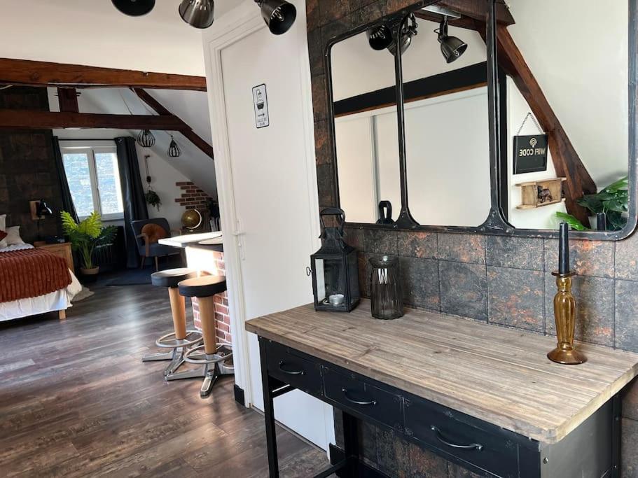 Le Saint Julien Au Coeur Du Centre Historique De Chateaugiron Bagian luar foto