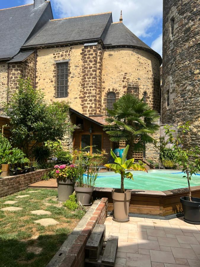 Le Saint Julien Au Coeur Du Centre Historique De Chateaugiron Bagian luar foto